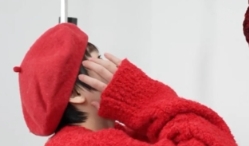 全红婵穿“红色战袍”拍照
