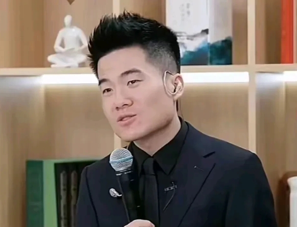 董宇辉离开了东方甄选，购买了与辉同行自己当老板，而这七千多万，是俞敏洪出钱。这两