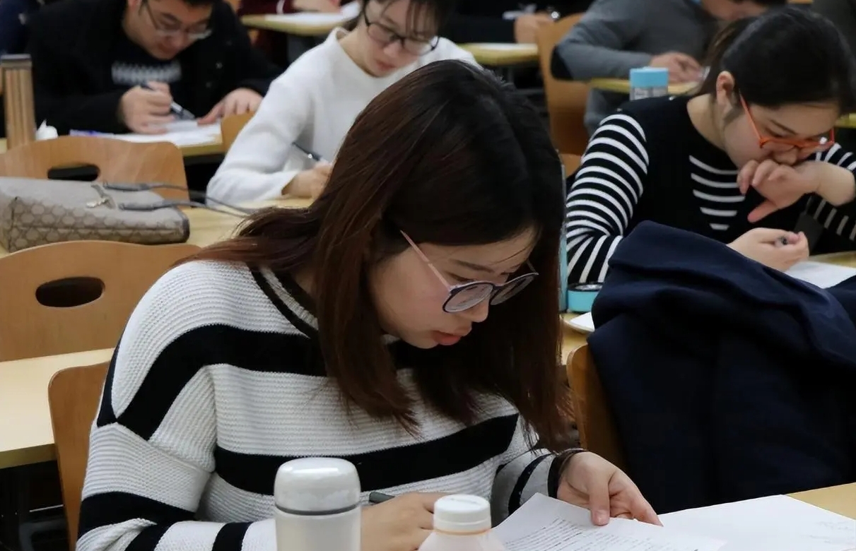 多所院校呼吁毕业生积极就业：不要只盯着升学考公考编，我是同意的，考研考公都是千军