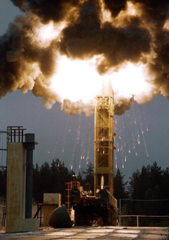 俄罗斯猛击乌克兰南方机械厂，多枚分导弹头齐发，威力惊人，虽非核弹却似核攻，这家曾