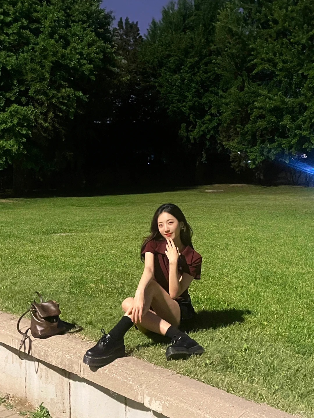 嘻嘻
晚上回学校路上路过的草坪 停下来拍拍照
这套多少沾了点美式穿搭