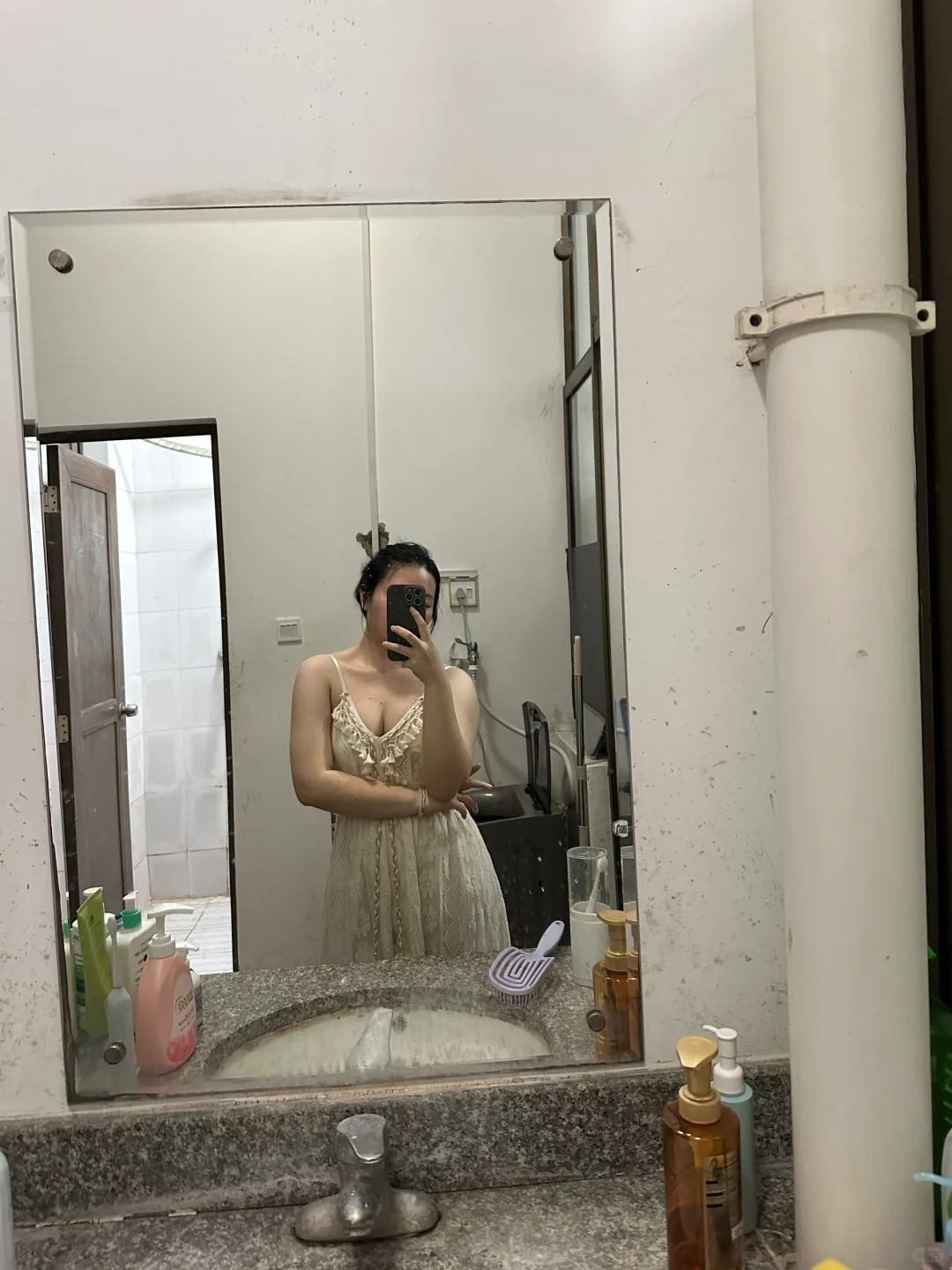 一裙多穿
晚上穿和白天穿。#穿衣自由#微胖
不要举报我不要举报我！就是肩带长和肩