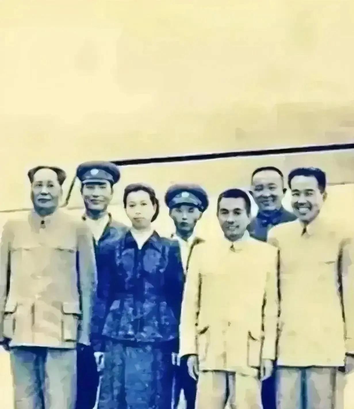 毛主席的七绝·为李进同志题所摄庐山仙人洞，写的真好。这张照片其他几个人是谁，拍摄