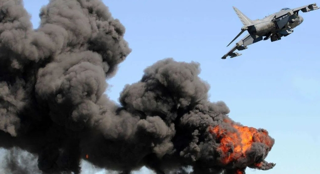 胡塞打疯了！一夜击落13架战机，英国台风战机被利落干掉！
老美和英国对胡塞武装发