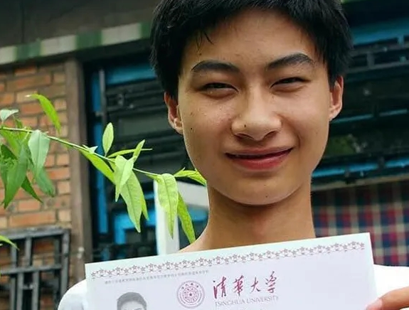 河北一考生高考744分，清华校长亲自带着录取通知书上门拜访，可谁知当校长和记者推