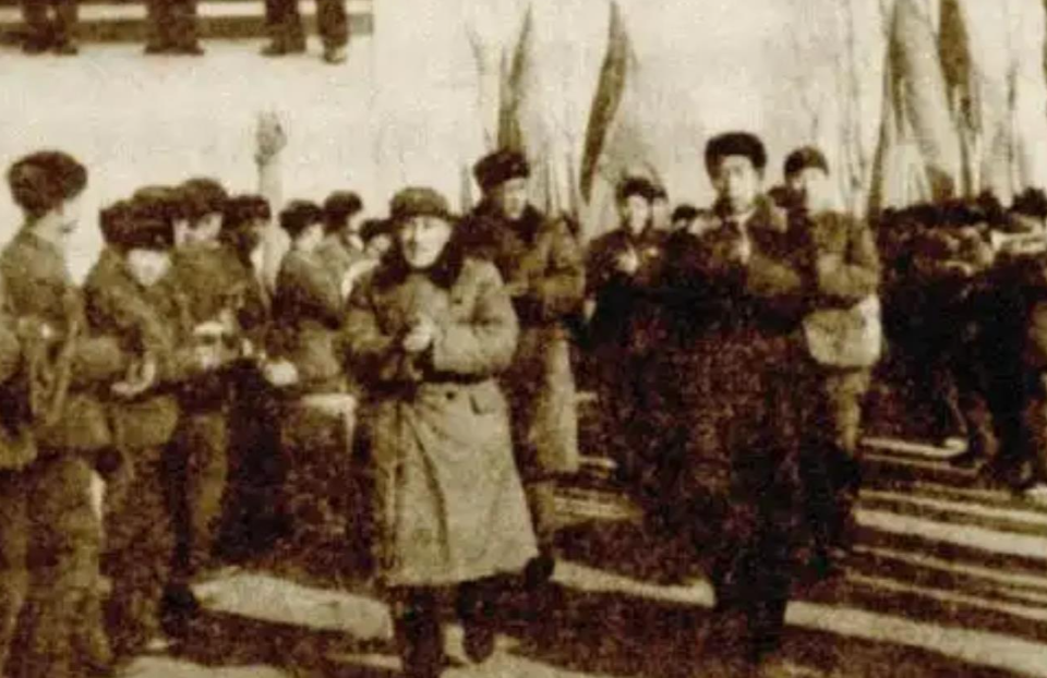 1962年，浙江军区副司令李国厚少将下连队视察，来到某部“夜老虎连”。在训练场上