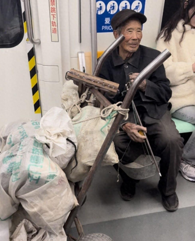 “让人泪目！”青岛地铁上，87岁的卖菜老爷爷身边堆满了没卖完的菜。一位大哥想要买