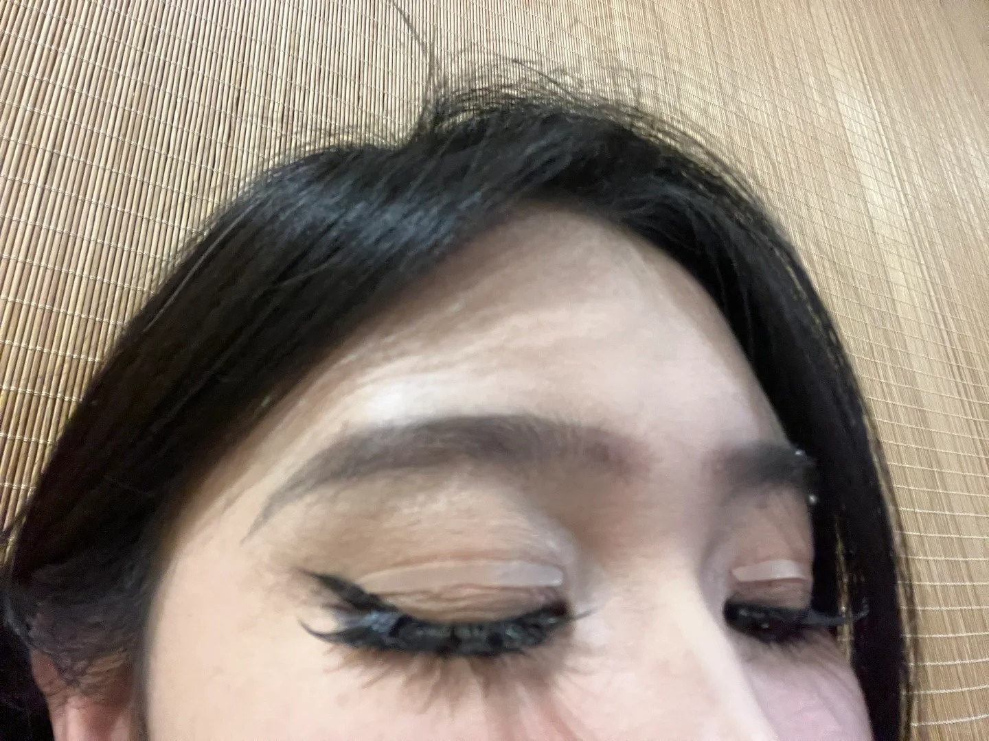 为什么我的桃又野是这样的
妆前贴没法化截断 化了就会蹭开 而且眼影颜色也会不一样