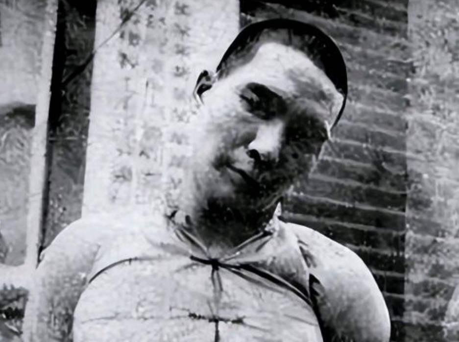 1950年，重庆大妈去买菜，发现一个菜贩子很眼熟，对方说话还带有河南口音，她一怔