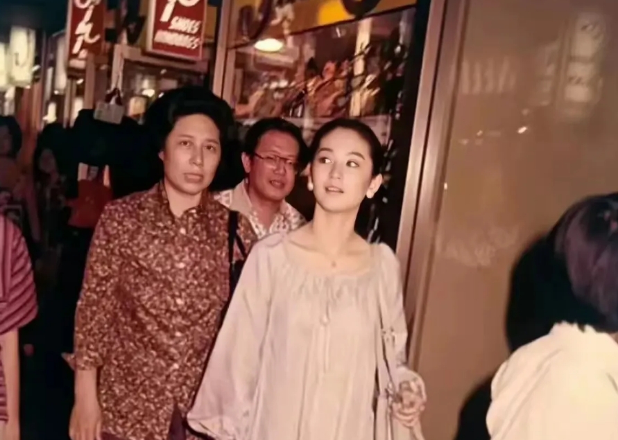 林青霞才是从头美到脚，活脱脱的美人胚子一枚！

大方得体，美丽动人！

火辣的身