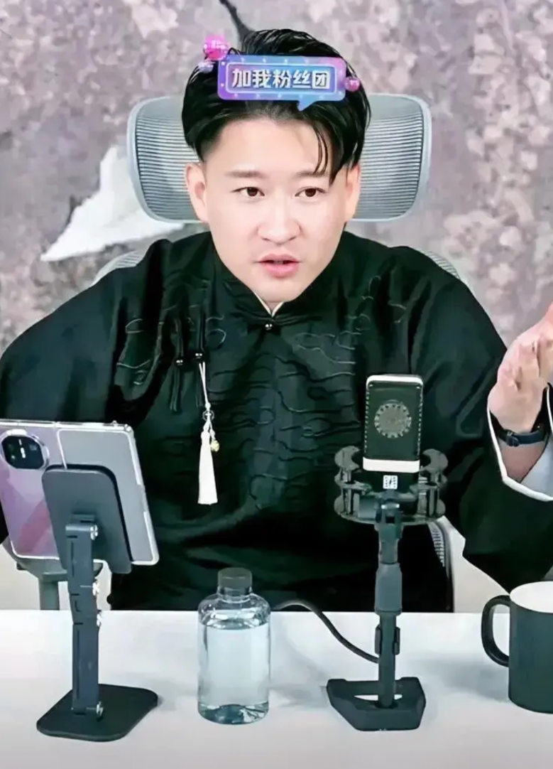 曹云金又打脸郭德纲了！在最近的一次直播中，曹云金借着中秋佳节的氛围，分享了自己与