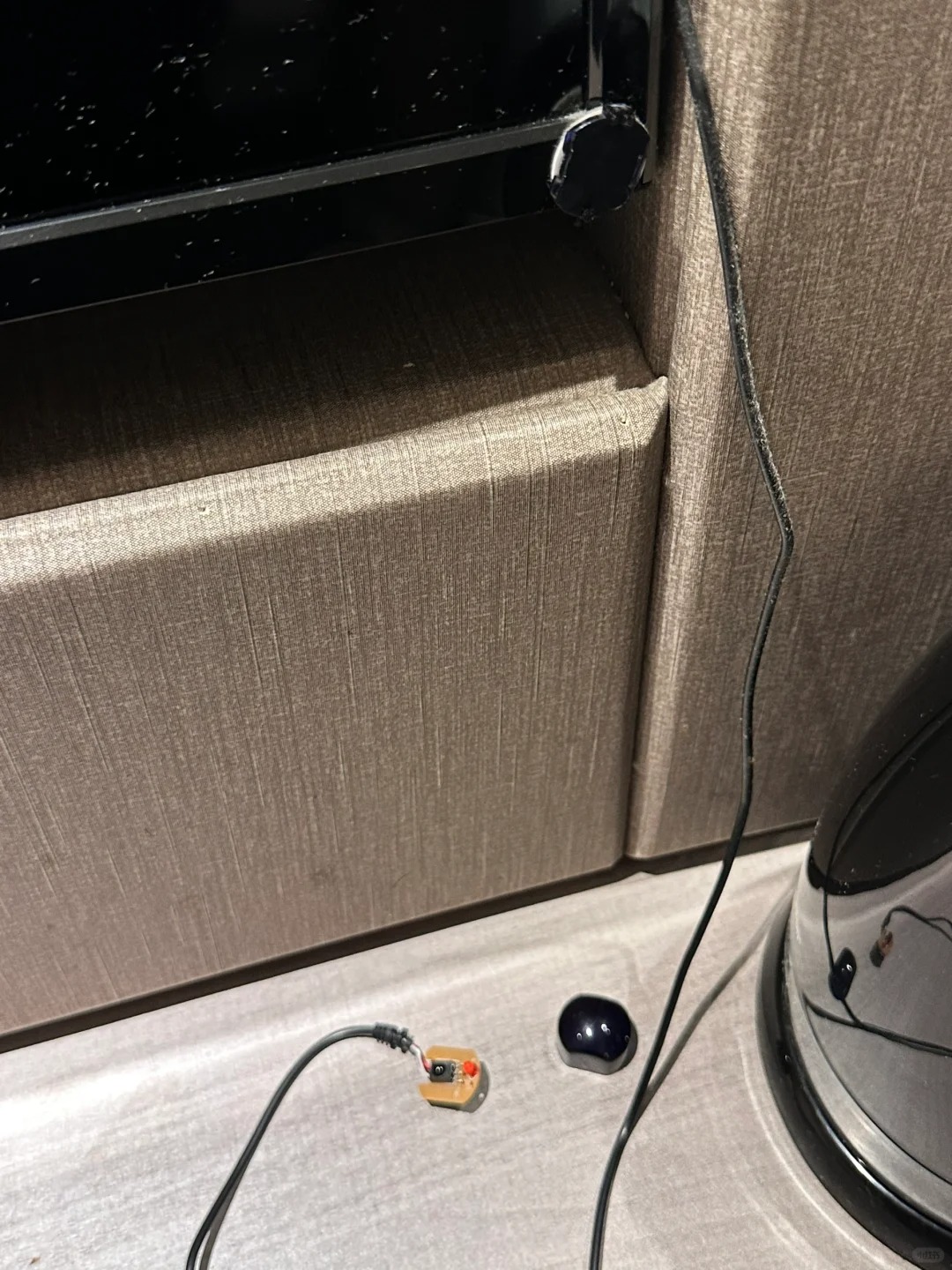 独自外出第一次住宾馆就遇到这种事
一到宾馆第一件事就是检查摄像头，这是另外一条黑
