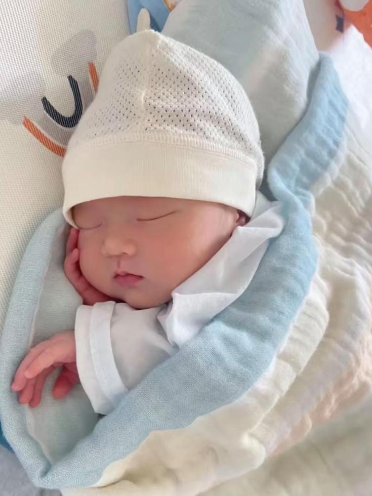    儿媳昨日诞下一个女儿，因距离较远，我未能前往医院及她家探望，便在手机上给儿