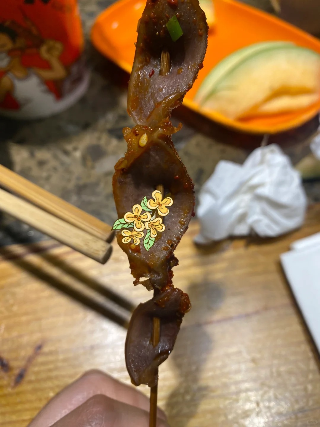 是虫卵还是香料呀
吃串串吃出这样一串，找商家解释这是他们用的香料。#深夜食堂 #