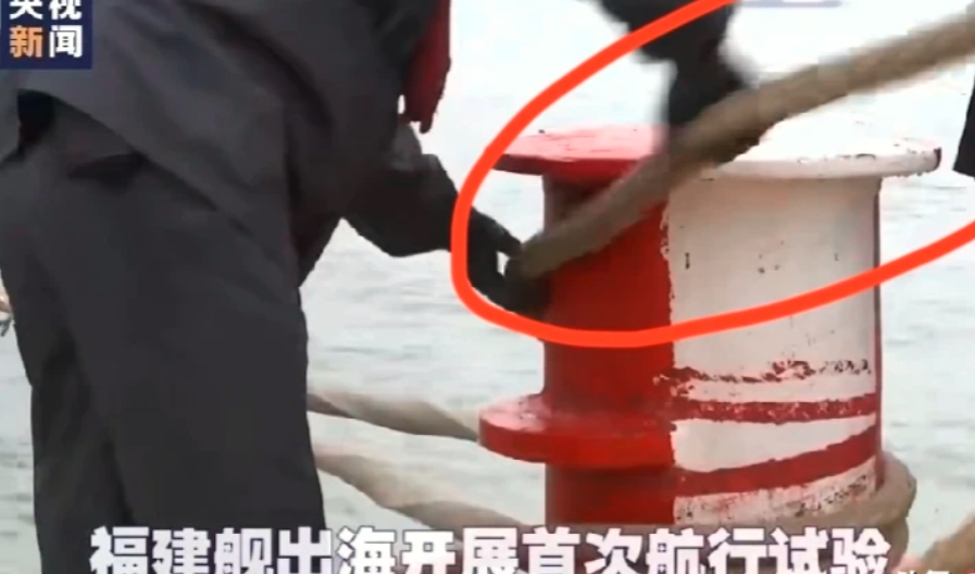 哈哈，笑不活了：福建号航母竟然是用粗麻绳（麻绳毛茸茸依稀可辩）卷在船揽桩上的，真