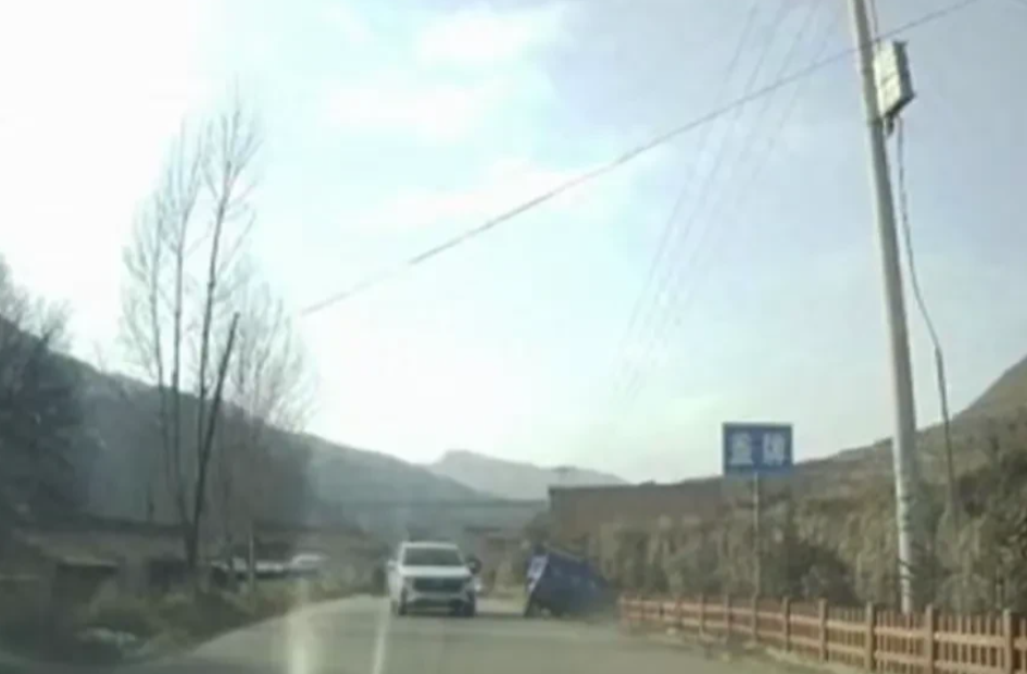 甘肃漳县，男子目睹警车把农用车“别进”沟里，提出质疑并将相关视频发布到网上，结果