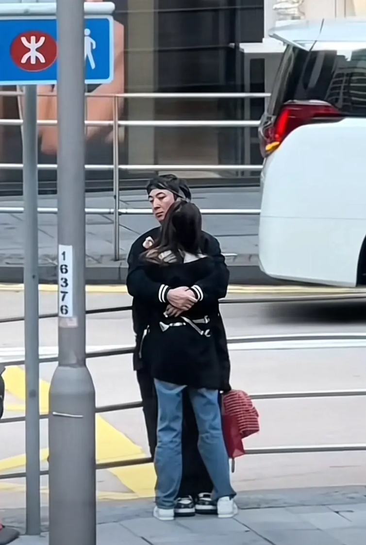 看王思聪这个举动，真应证了那句：恋爱谈多了，就变成应酬了

你说他不爱吧，他又紧