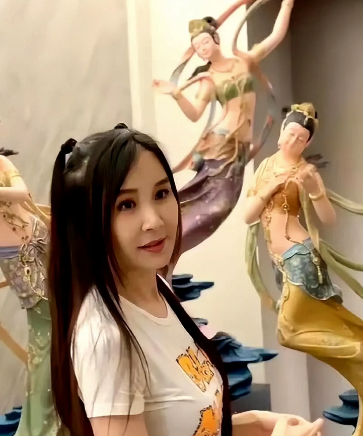 年过五旬的萧蔷保持着少女般的发型，网友们惊呼：这不是又一个温碧霞吗！

我完全理