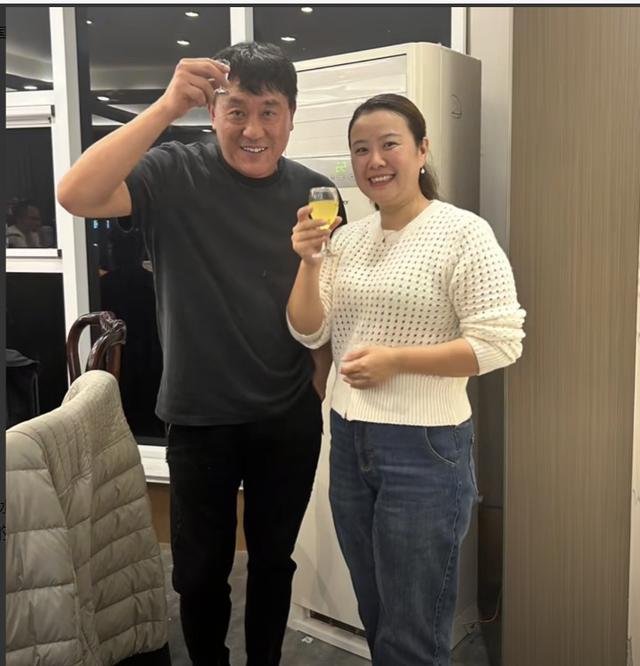 那晚，留学归来的女同学李海洋请何冰吃饭，她说:“我都29了，还没男朋友，要不，你