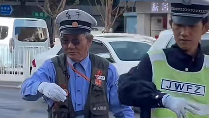 自己被困在1996年，却愿意推着陌生人往前走