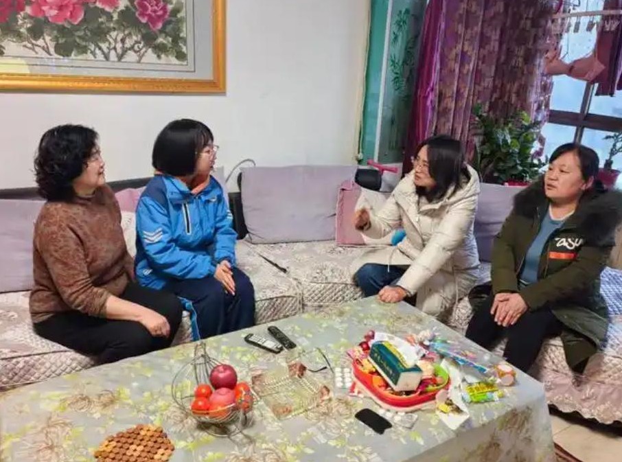 家访，这一曾经被视为连接学校与家庭桥梁的教育形式，如今却在现代社会中引发了诸多争