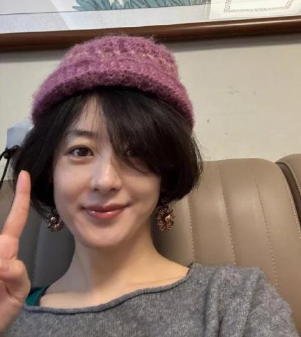 赵丽颖从龙套一路拼搏成为一线女星，演艺之路满是汗水与荣耀。新年之际，她晒出的美照