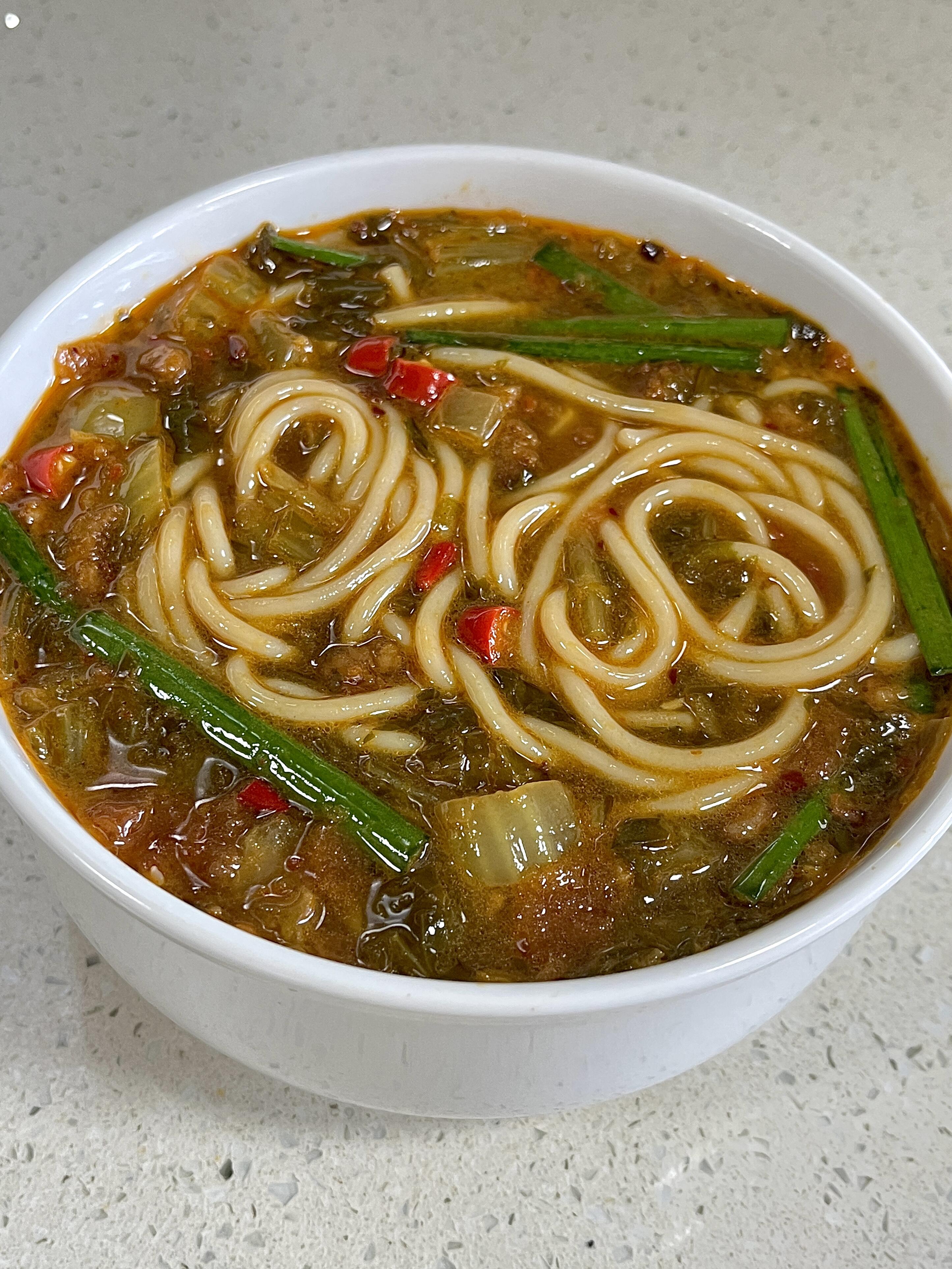 隔三差五就会想念这一口酸菜肉末米粉，酸爽开胃，连汤都全喝光
一碗下去巨满足，学会