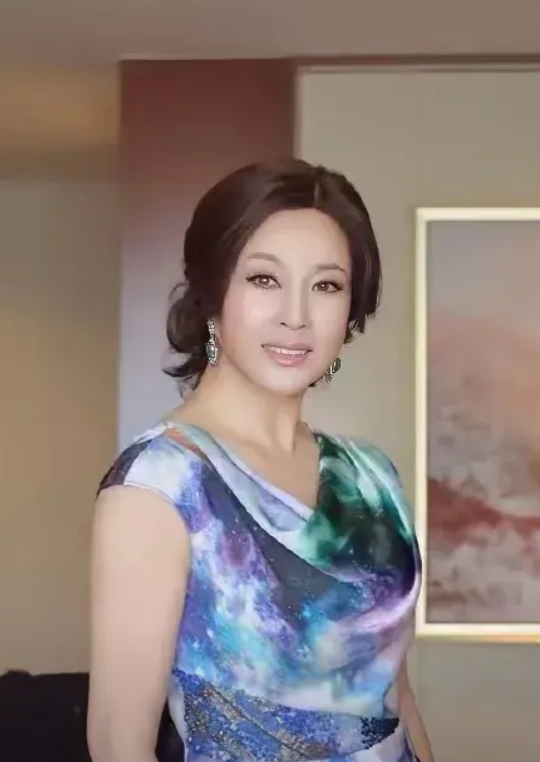 人在囧途一一刘晓庆曾仓皇出逃！
2002年，刘晓庆公司偷税案事发，银行账户被冻结