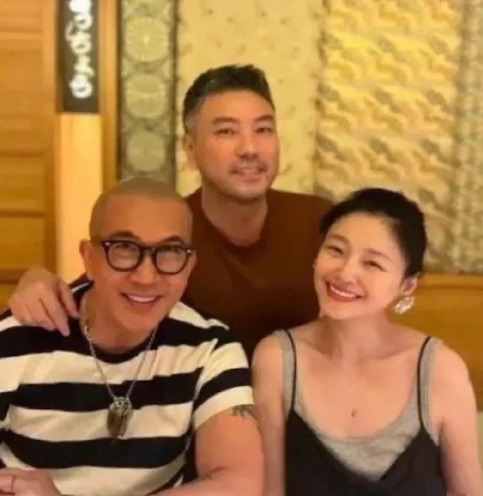 我翻了一夜大S照片

发现她跟具俊晔结婚之后

穿衣风格大变，特别喜欢穿

显身