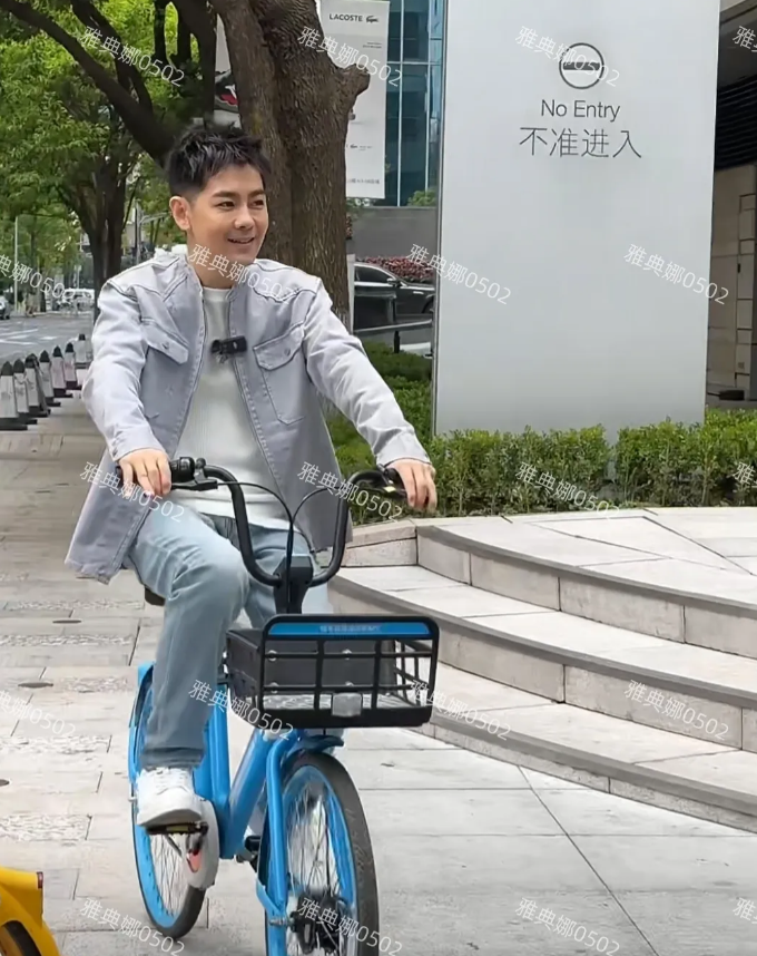 上海街头偶遇林志颖，本人超乎想象的年轻！
小脸白皮肤,一双笑眼总是乐呵呵的特别有