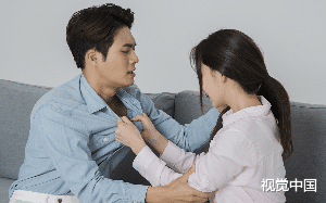 妻子为了攻略男大学生，威胁我要打掉肚子里的孩子