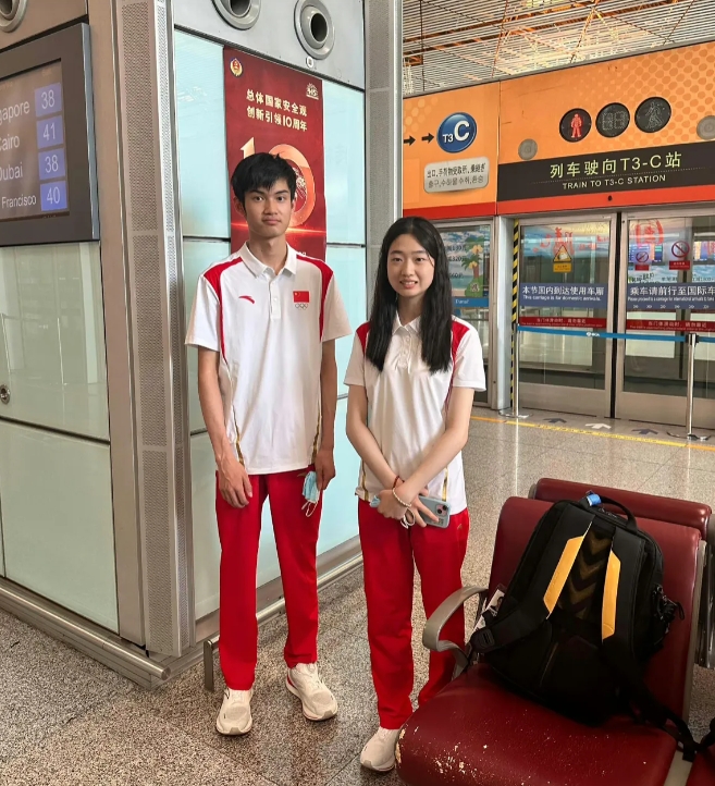 奥运赛场中国军团最令人激动的的时刻来了！潘展乐破世界纪录夺冠，以绝对的优势，夺得