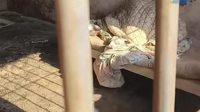 湖北天门一农村养老院破旧不堪，冬天窗户无玻璃，老人被关在里面