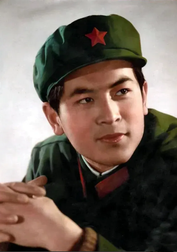 这帅哥帅还帅？年轻时比唐国强还帅，今年已经69岁了。你还记得他的名字吗？你还记给