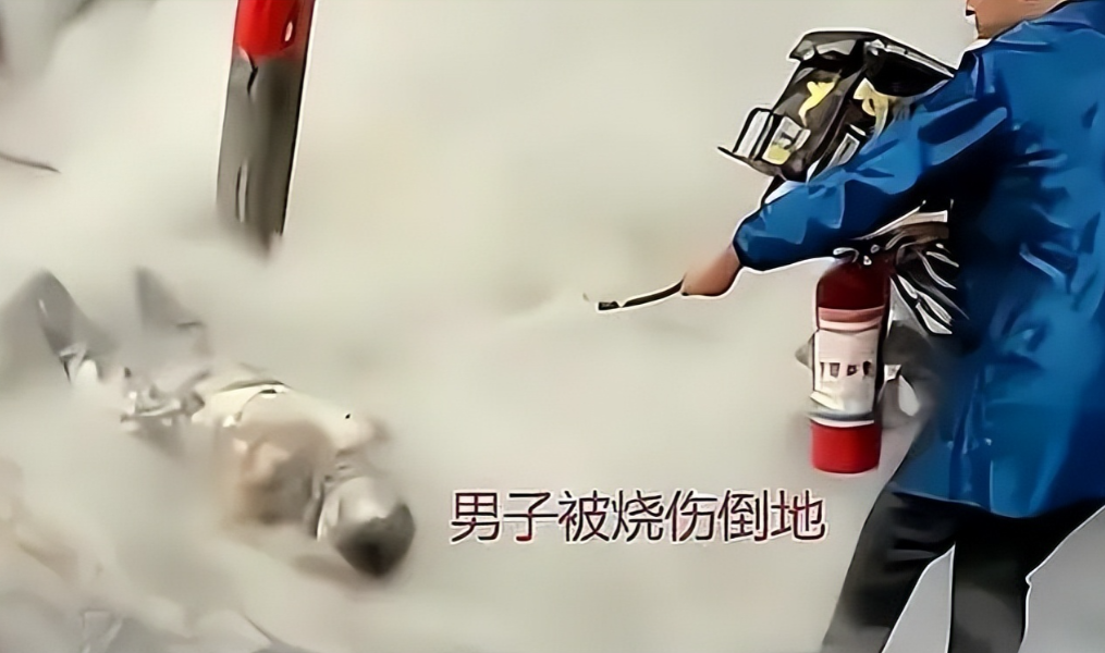“我命都不要了，我要我的血汗钱！”2021年，江苏街头，47岁的外卖员点燃身上的
