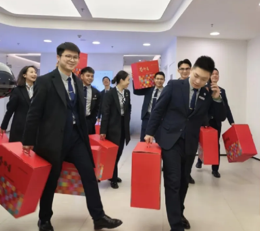 华为发年货喽！
大家来猜猜都发了些啥好物呢？
感觉不太合规呢！
企业发放节日慰问