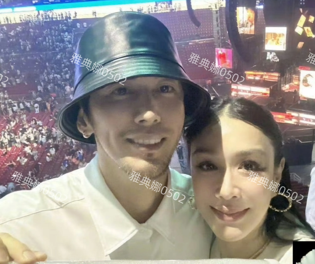 钟丽缇晒出自己与老公和朋友看演唱会的自拍照，不知道她是整了还是美颜开大了，样子变