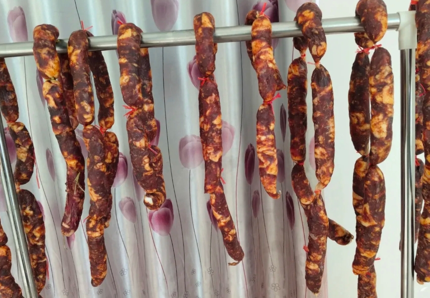 我妹说她灌腊肠被店家坑了。她说，在常去的肉铺上割的肉，店家也说了，保证灌出来好吃