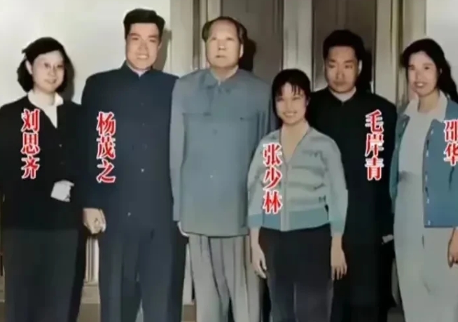 1962年，刘思齐带着新婚丈夫看望毛主席，注意看老人家的表情，没有一丝笑容。-刘
