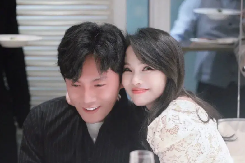 一次，记者问秦昊：“伊能静花3000万给儿子买豪宅，经过你同意了吗？”不料，秦昊