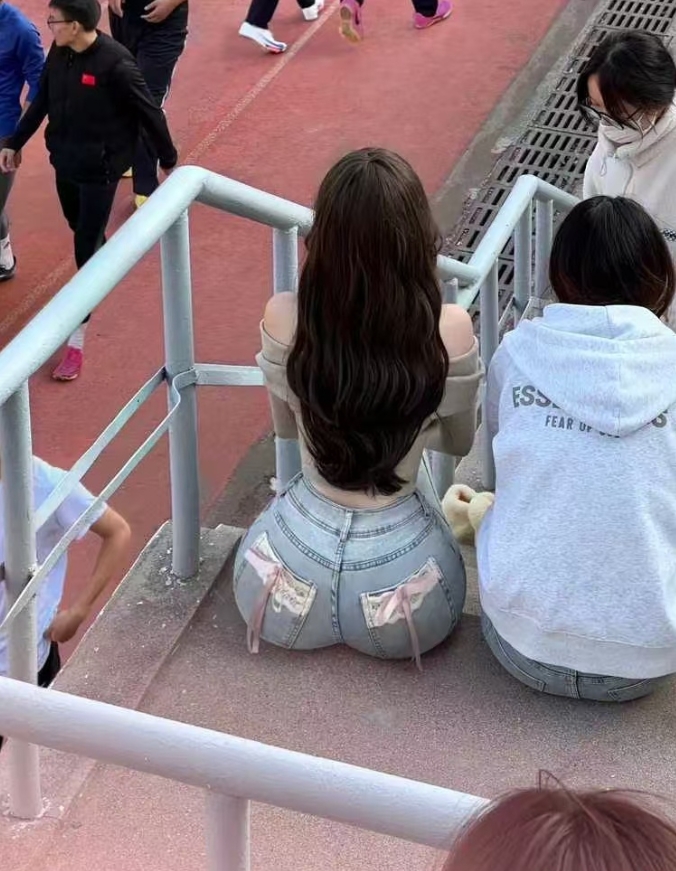 全中国就只有这么一条牛仔裤吗？ ​​​