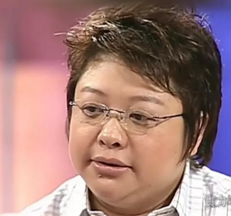 一次，韩红内急跑去上公共厕所，大妈在厕所门口说道：“拿钱，5毛！”韩红身上没带钱
