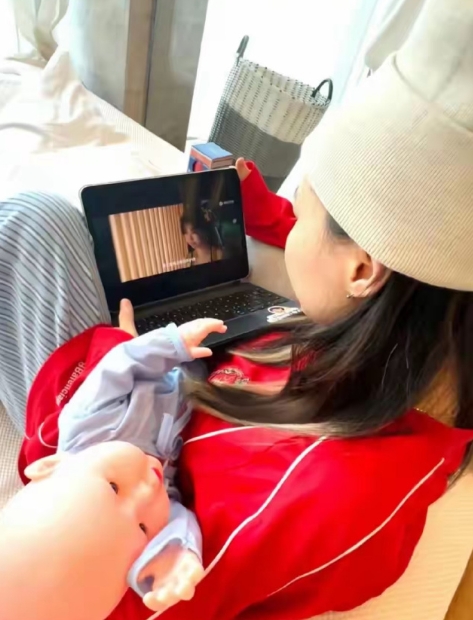 金靖生完孩子后恢复的好快，她还分享了在月子中心被爱包围的一天！

男孩或女孩说与
