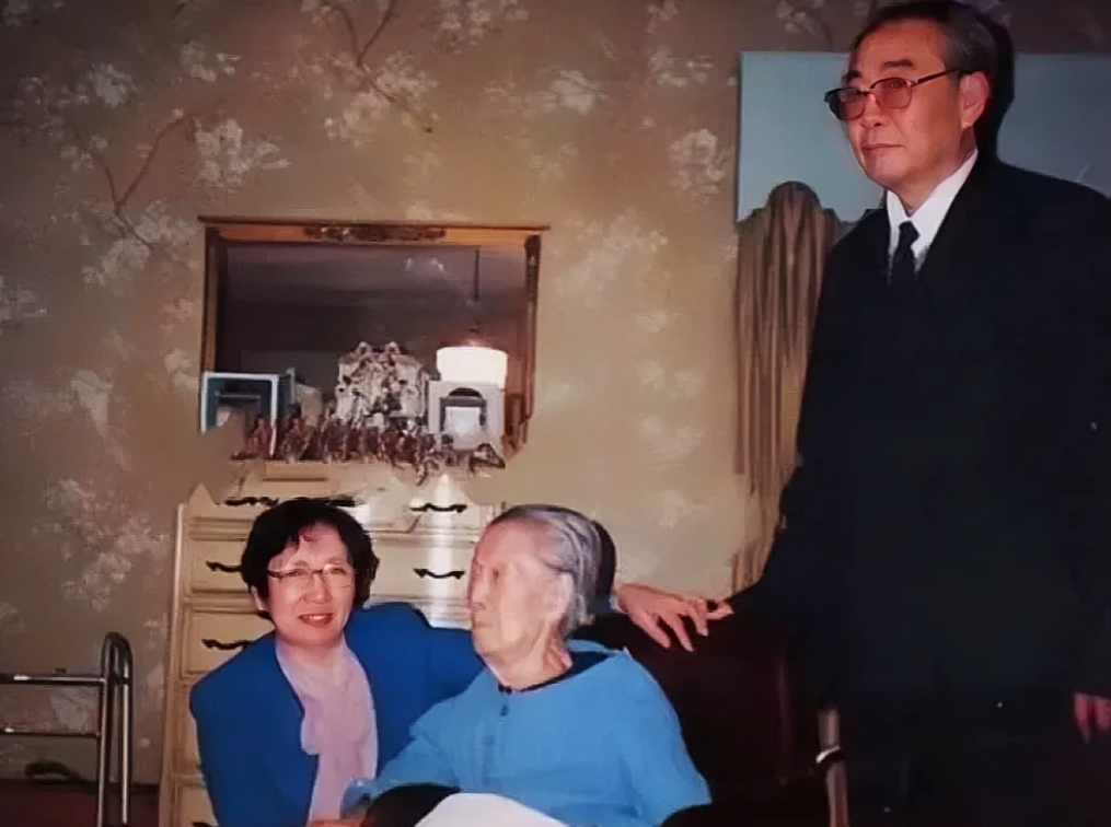 1988年，于凤至晚年在美国别墅里的珍贵留影！彼时的她已经年过九旬，银丝如雪，坐