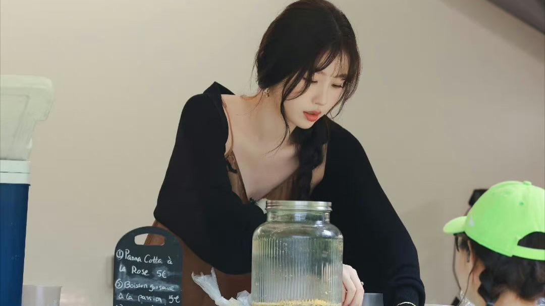 虞舒欣卖餐点的姿势真是可爱极了