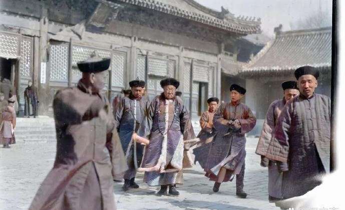 晚清官员下朝场景，颇似现代人集体下班之景