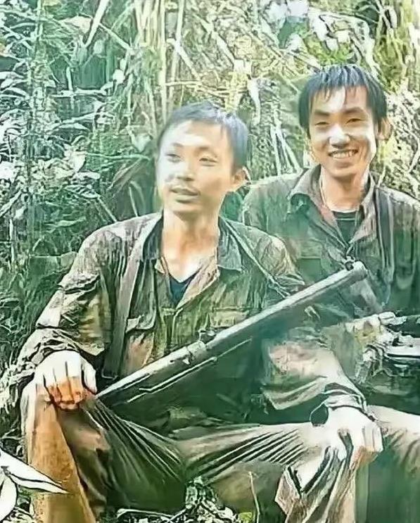 这是对越自卫反击战时候的一张老照片，两位勇士是侦察兵，他们完成任务后坐在地上休息