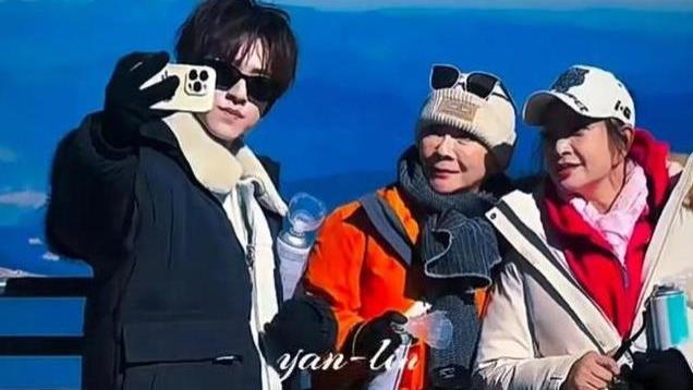 刘晓庆成功登顶玉龙雪山，海拔高达4680米，74岁的年龄34岁的体格