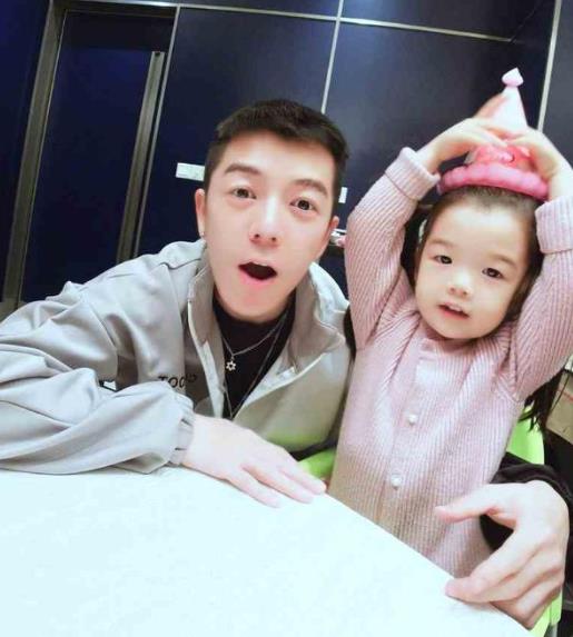 王栎鑫早年以快乐男声出道，青春形象深入人心。后来经历婚姻变化。近日，有消息传出他