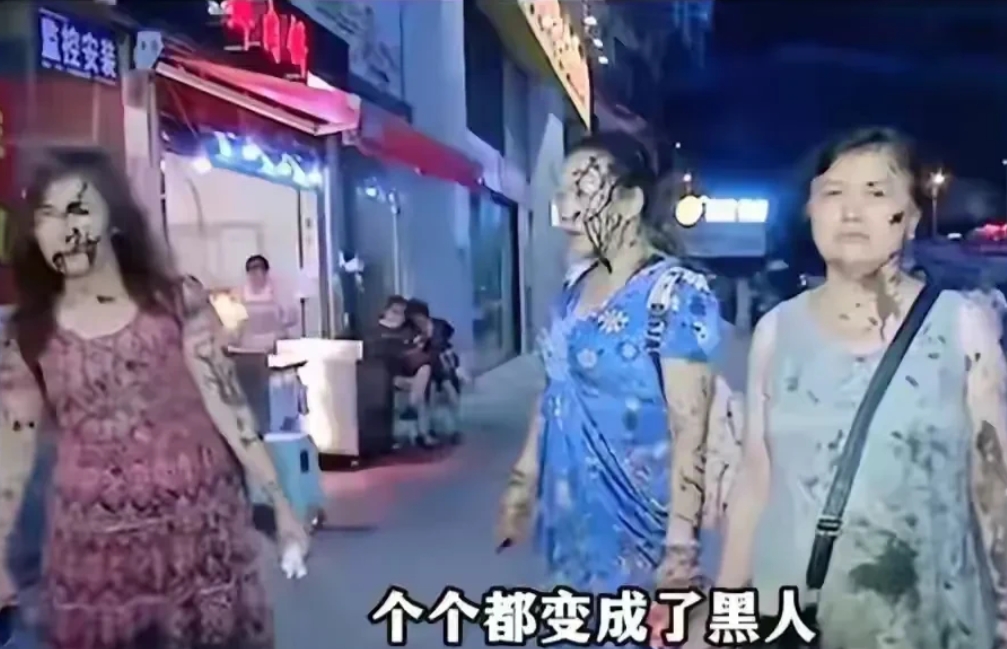 太不道德了，楼上住户竟然向楼下跳广场舞的人泼墨水，
据广场舞大妈们说，
她们都在
